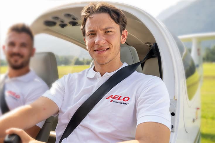 Niels, estudiante de Aelo Swiss Academy, sonriendo en la cabina de un avión ligero durante el entrenamiento de vuelo.