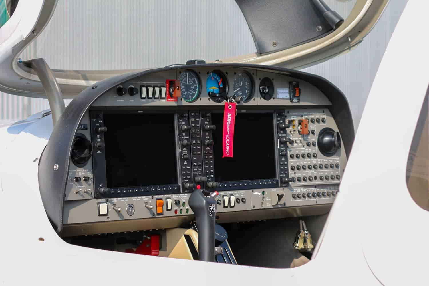 Panel de control Diamond DA42 con Garmin G1000 y Austro Engine AE300.