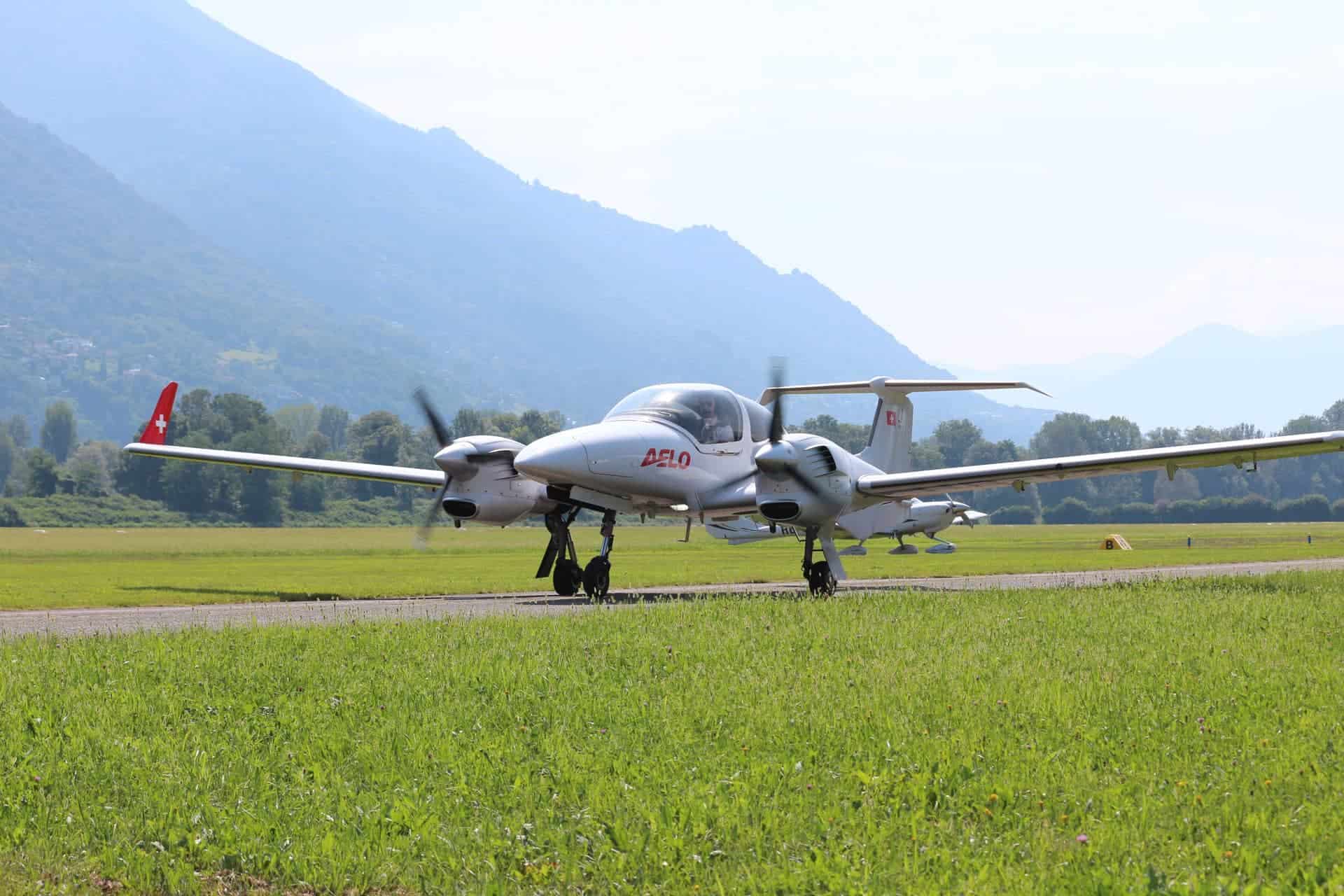 Avión bimotor Diamond DA42 de Aelo Swiss Academy en pista de vuelo.