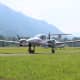 Avión Diamond DA42 en pista de aterrizaje en Locarno Airport