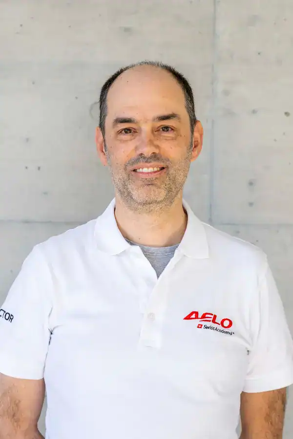 Adriano Umiker, instructor teórico de Aelo Swiss Academy, retrato profesional.