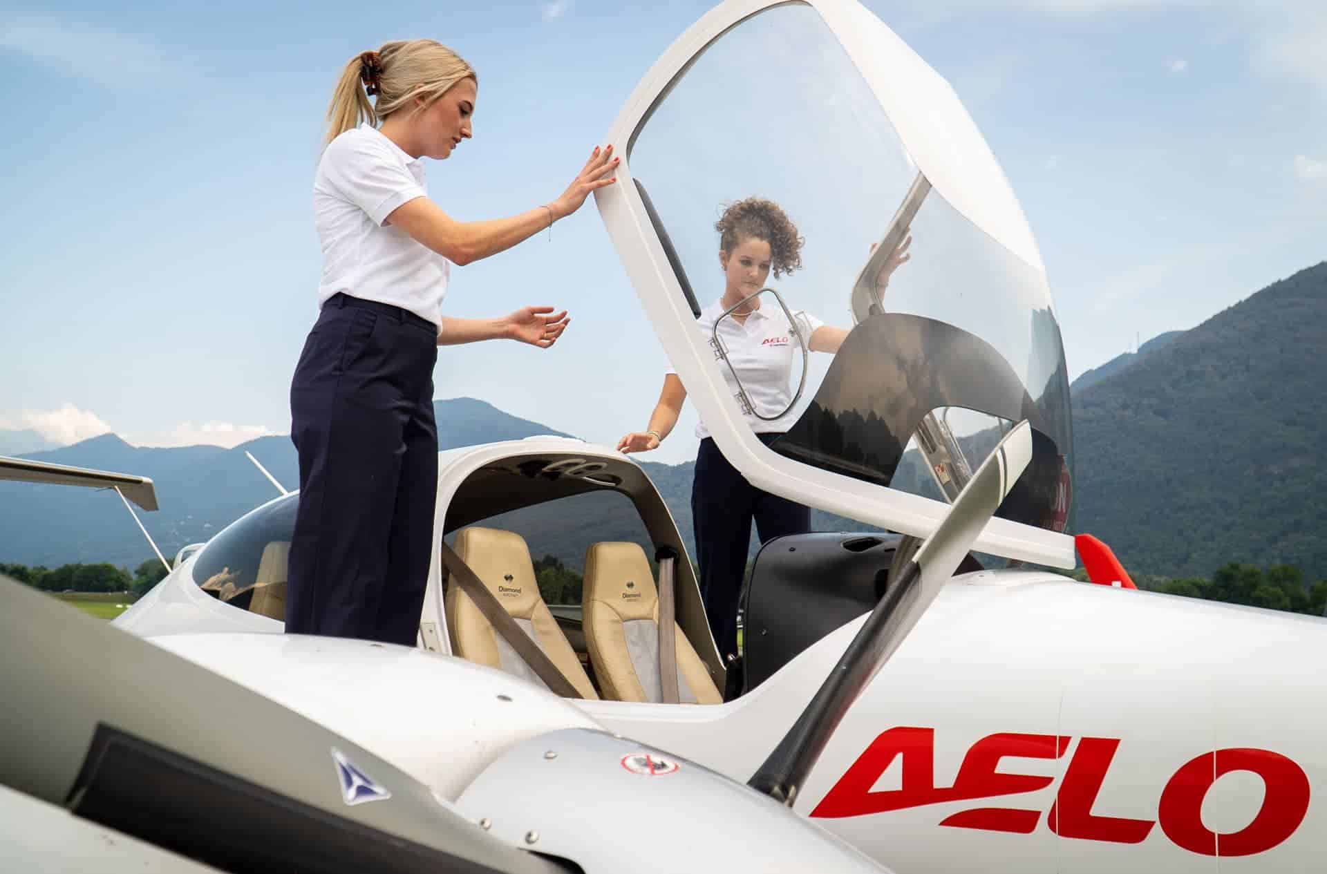 Piloto instruyendo a estudiante en avión AELO Swiss Academy para obtener la licencia de piloto privado PPL.