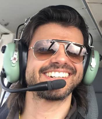 Alfonso Perez, instructor de vuelo de Aelo Swiss Academy, en el interior de un avión.