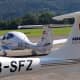 Avión Diamond DA40 en el aeropuerto para entrenamiento de pilotos AELO.
