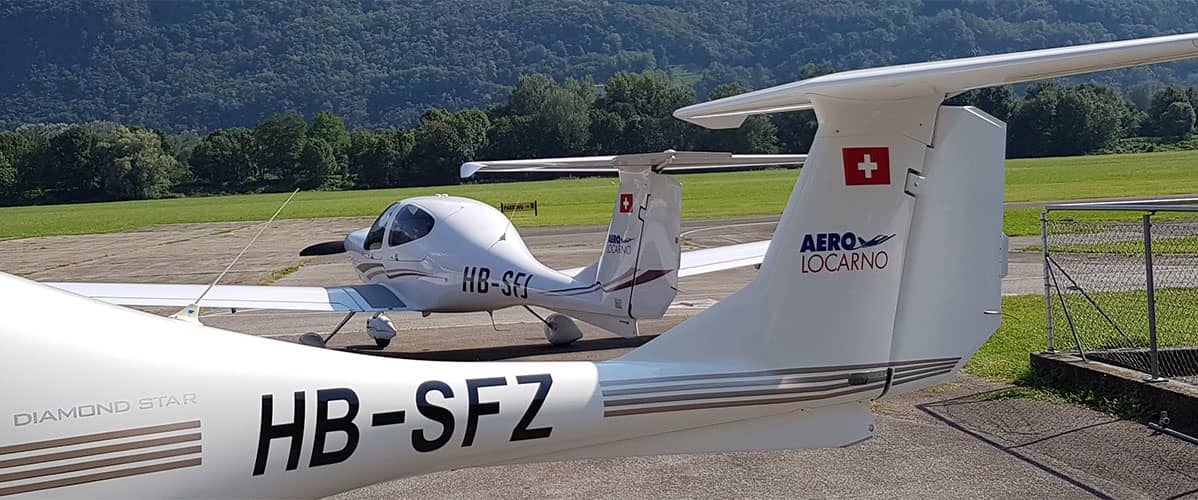 Avión Diamond DA40 en el aeropuerto de Locarno, Suiza, parte de la flota de entrenamiento de Aelo Swiss Academy.