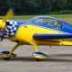 Avión Extra 200 en pista de vuelo, Aelo Swiss Academy