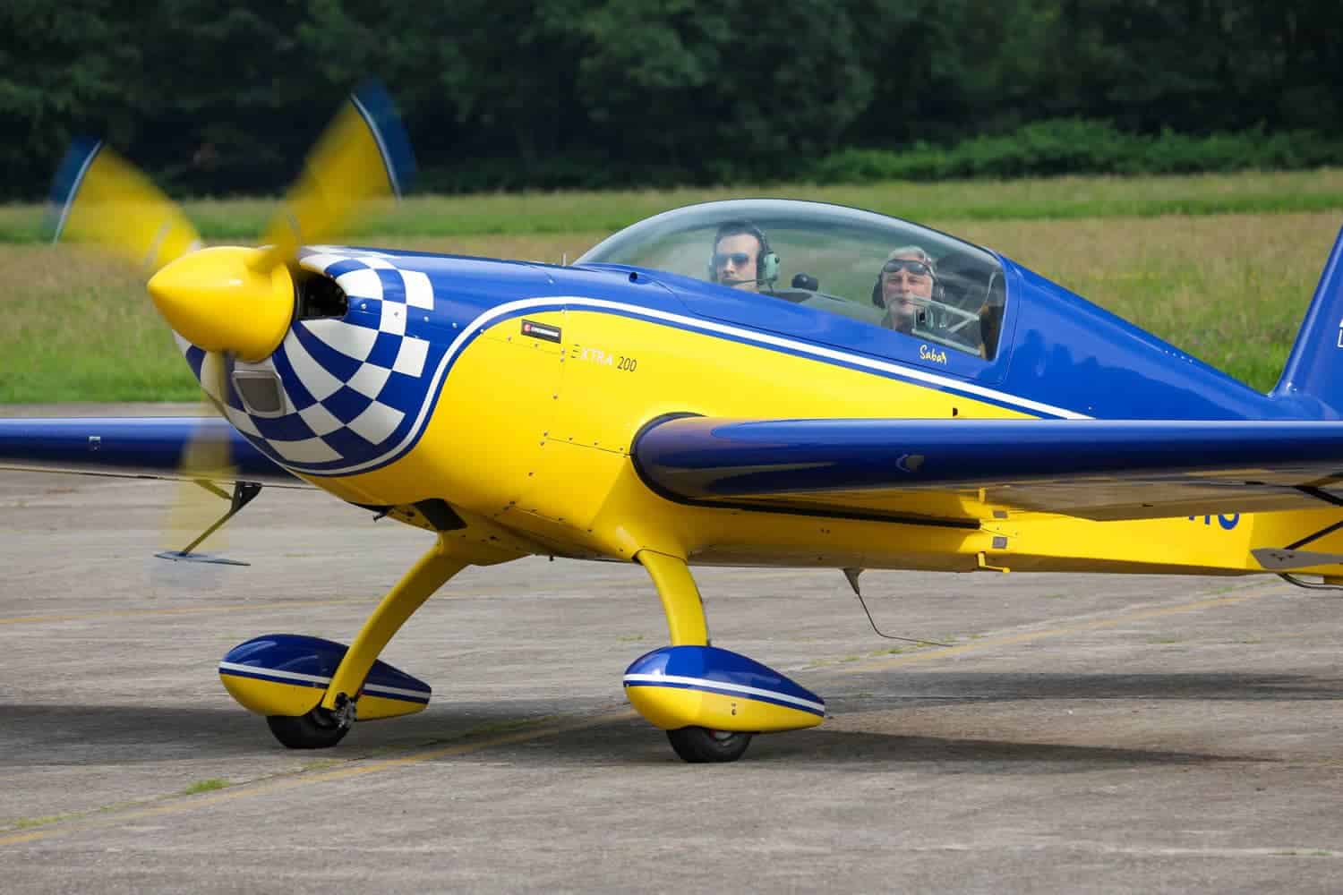 Extra 200 aerobático de alto rendimiento en pista, utilizado para entrenamiento UPRT.