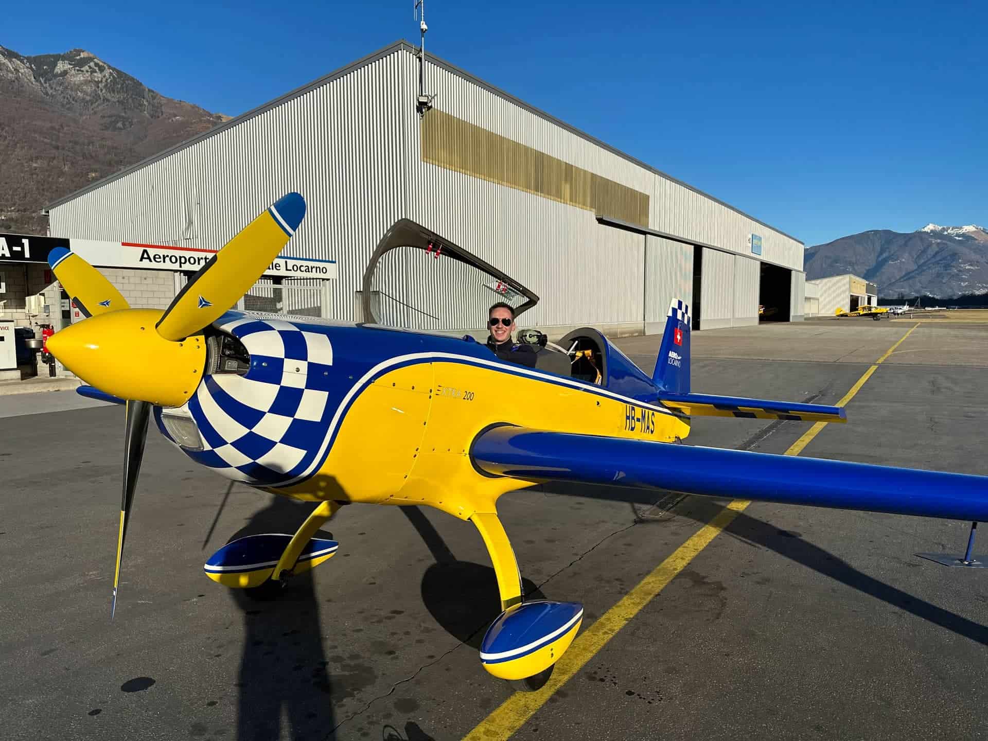 Extra 200 aeronave de alto rendimiento y piloto en entrenamiento UPRT en AELO Swiss Academy.