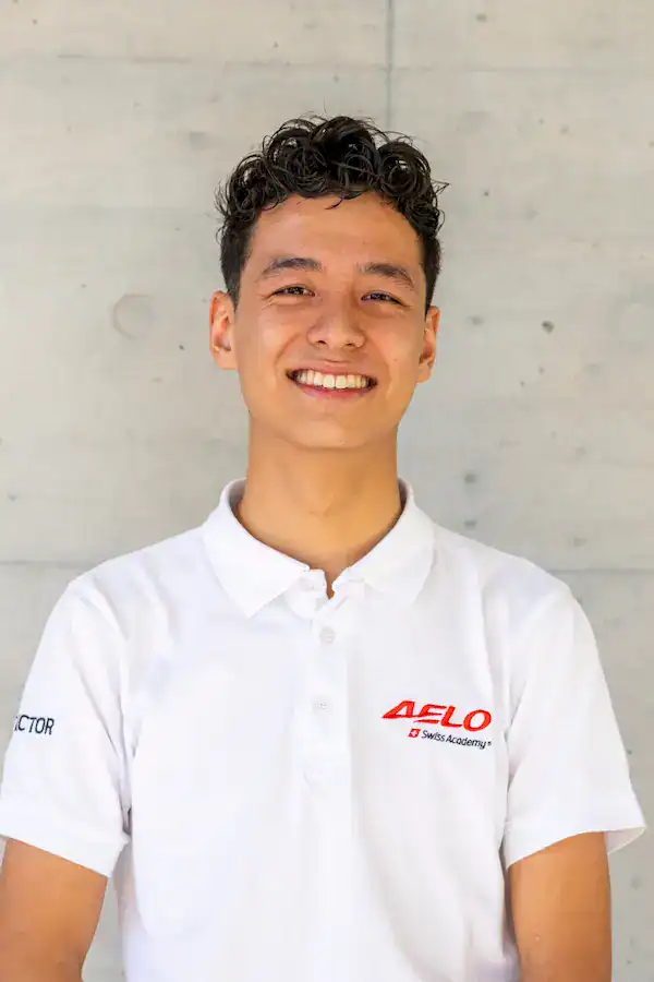 Federico Juan, instructor teórico de Aelo Swiss Academy, sonriendo profesionalmente.
