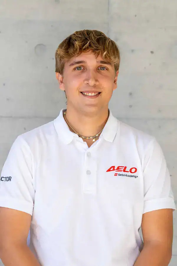 Filippo Bonifacio, instructor de vuelo de Aelo Swiss Academy, sonriendo profesionalmente.