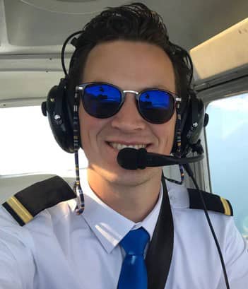 Gerben De Jager, instructor de vuelo de Aelo Swiss Academy, con auriculares y micrófono en la cabina.