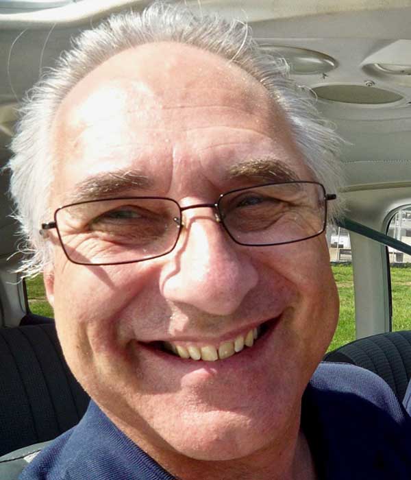 Helmut Pyrochta, instructor de vuelo de Aelo Swiss Academy, en la cabina de un avión.