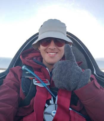Maurits Hebels, instructor de vuelo de Aelo Swiss Academy, en el cockpit de un avión ligero.
