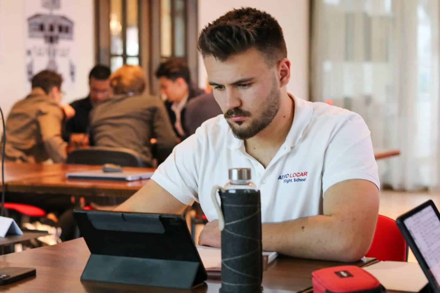 Estudiante de AELO Swiss Academy usando tablet en programa NEOS PreSelect.