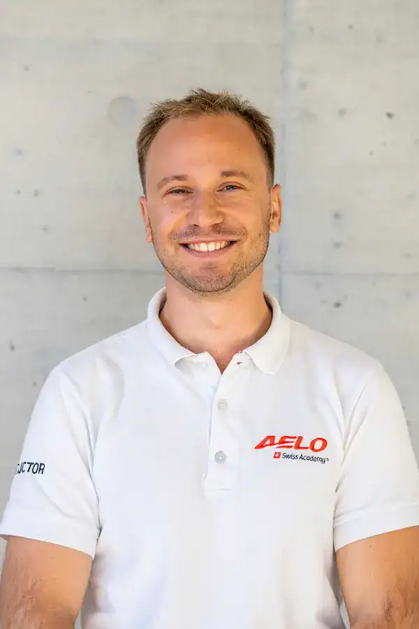 Peter Skert, instructor de vuelo de Aelo Swiss Academy, sonriendo a la cámara.