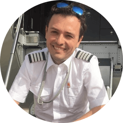 Stefano Buratti, instructor de vuelo de Aelo Swiss Academy, con uniforme de piloto.