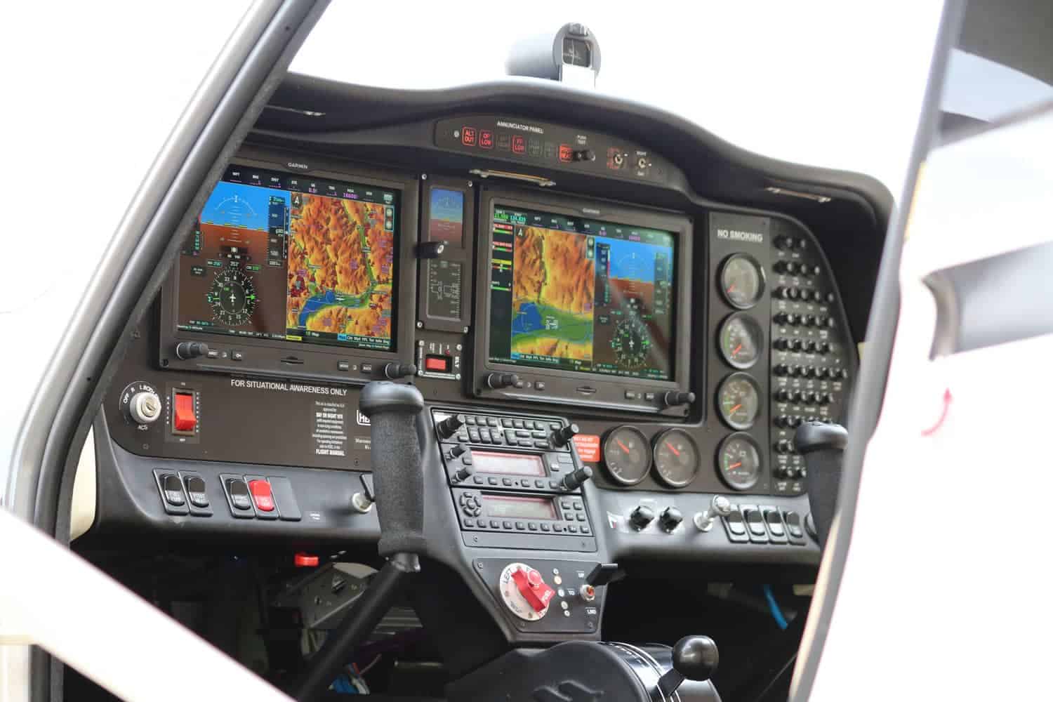 Panel de control Tecnam P2008 con aviónica Garmin y modernos instrumentos de vuelo.