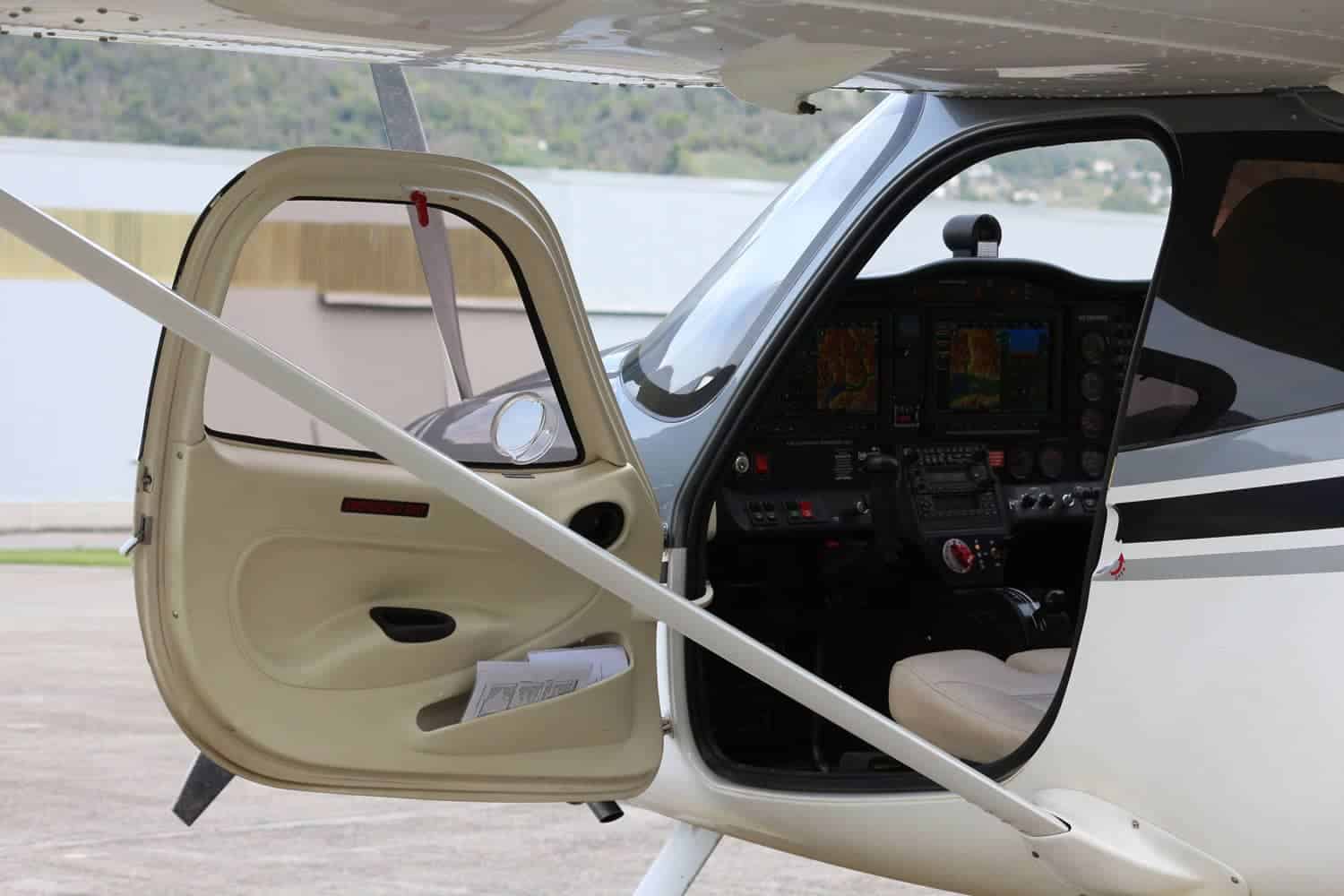 Tecnam P2008 cockpit con puerta abierta, avión deportivo ligero para entrenamiento de vuelo.