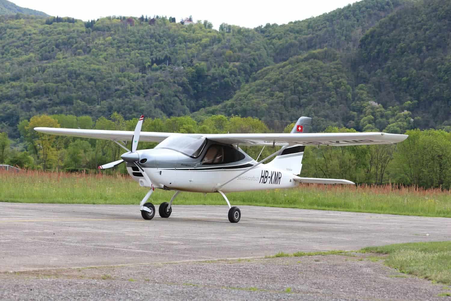 Tecnam P2008 aeronave ligera en pista, ideal para entrenamiento de vuelo en Aelo Swiss Academy.