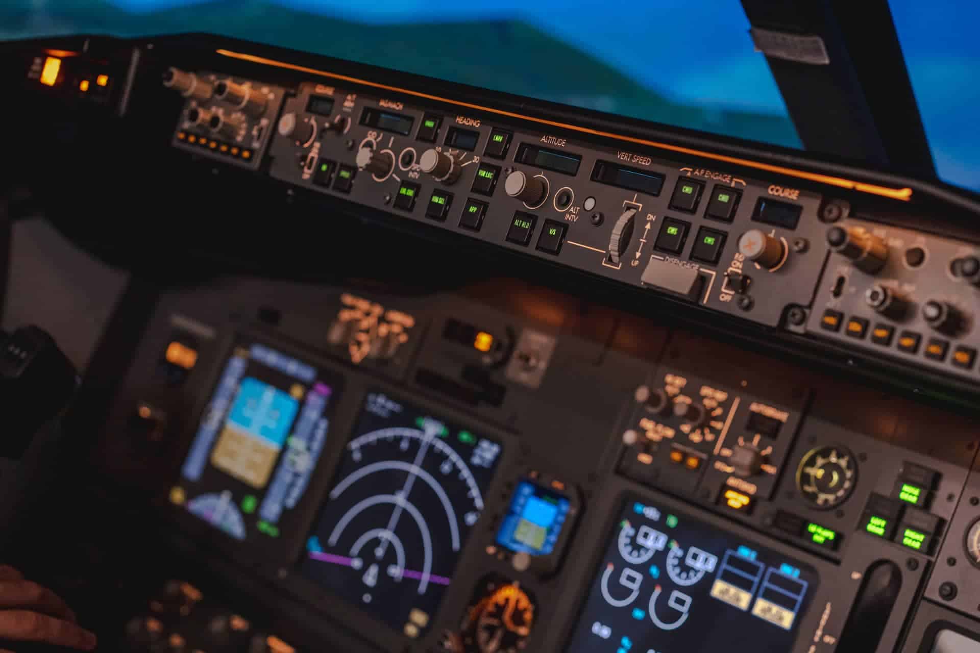 Panel de control del simulador de vuelo MPS 737NG FTD en AELO Swiss Academy.