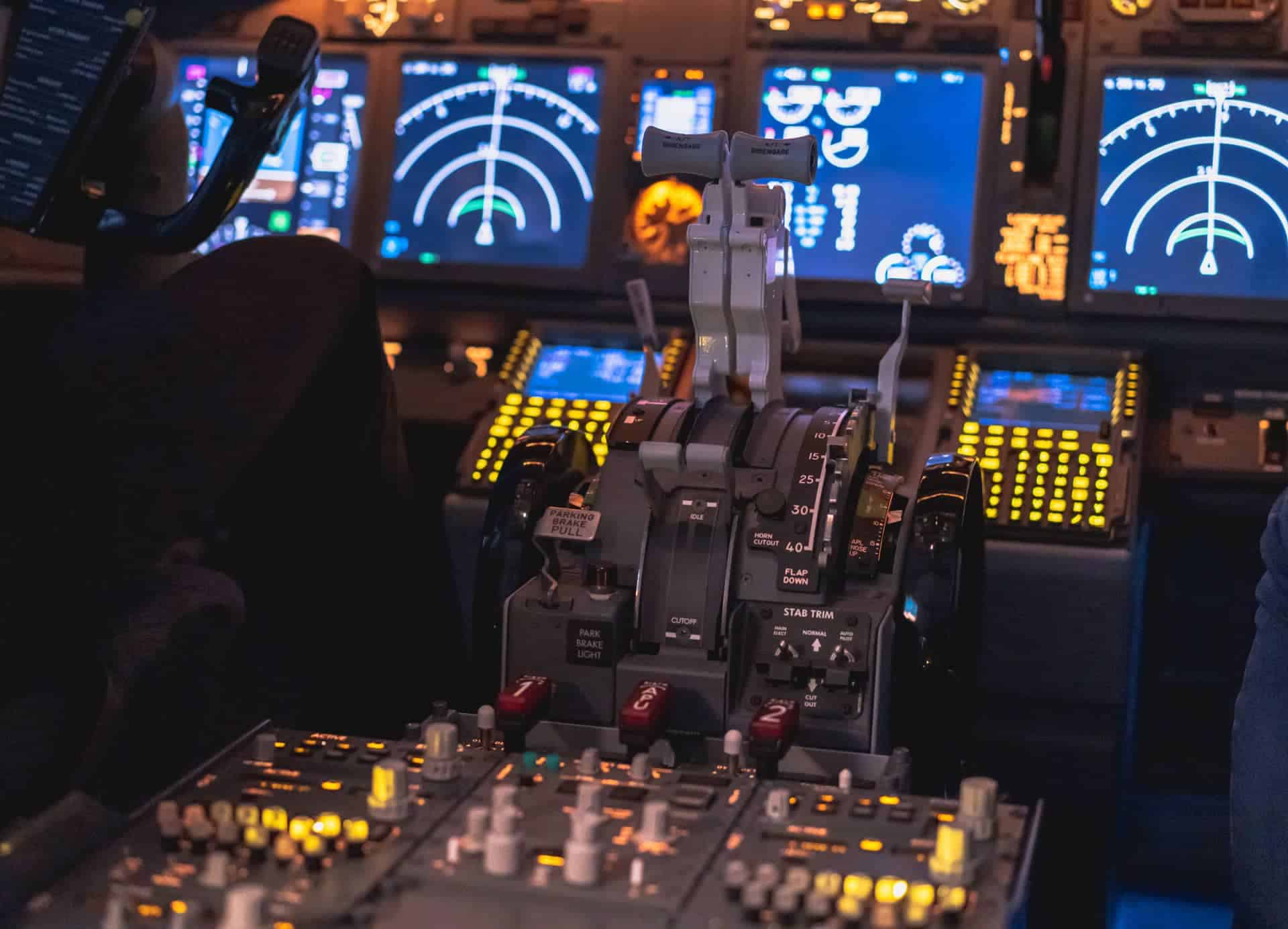 Panel de control del simulador de vuelo MPS 737NG FTD con controles detallados.