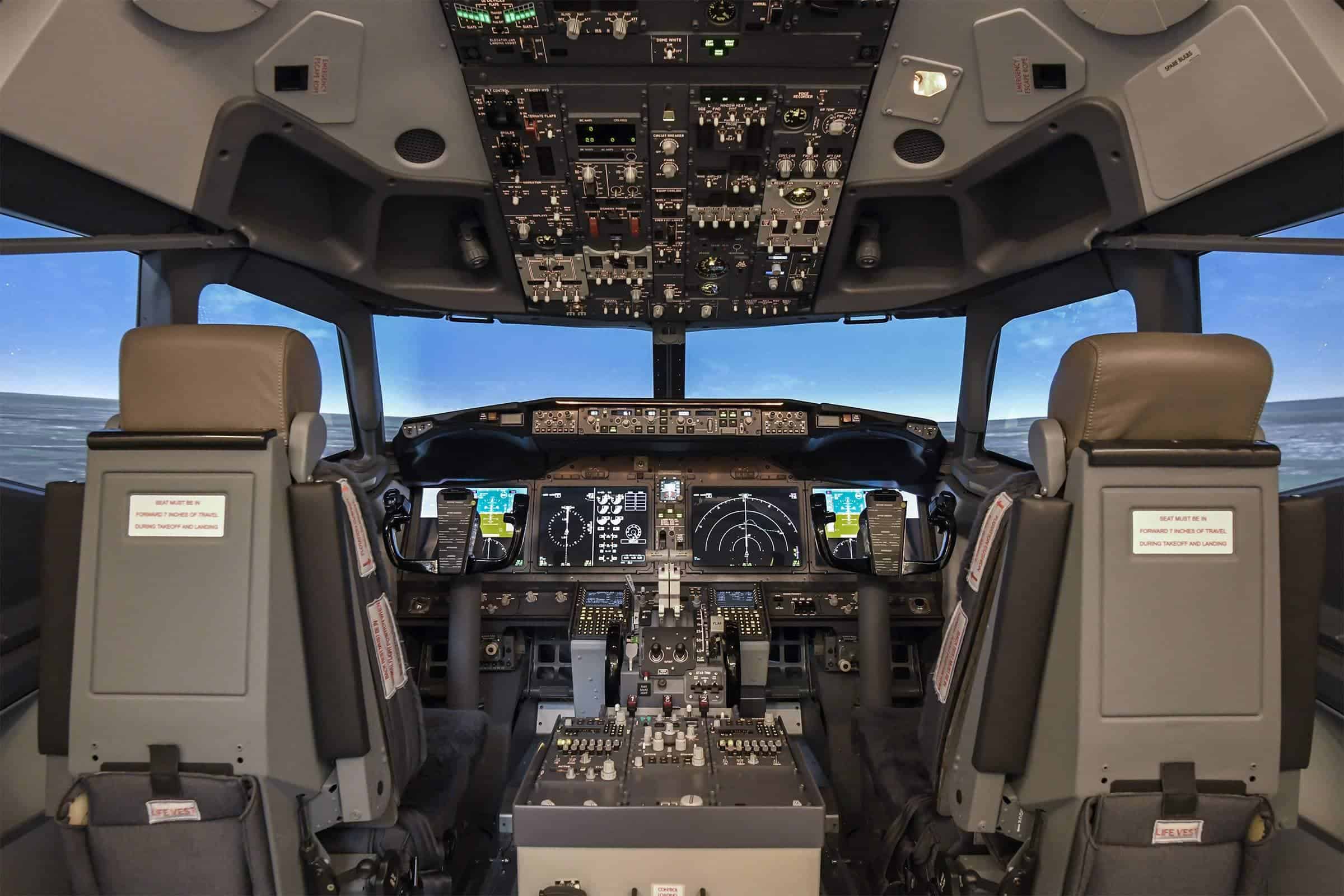 Cabina de simulación de vuelo MPS 737NG FTD con controles y paneles de instrumentos detallados.
