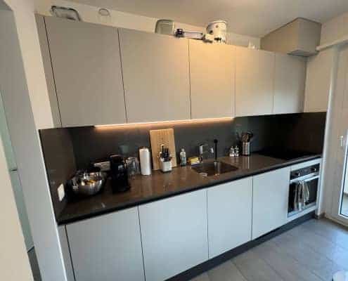 Cocina moderna y totalmente equipada en las residencias de Aelo Swiss Academy en Locarno.