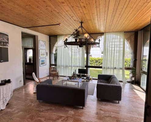 Residencia de estudiantes en Locarno, Suiza, con sala de estar amueblada y vistas al lago.