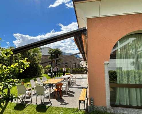 Residencia de estudiantes en Locarno, Suiza, con terraza y vistas al lago
