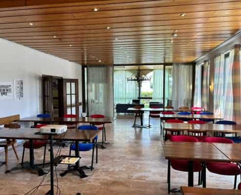 Residencia de estudiantes en Locarno, Suiza, con mesas y sillas para entrenamiento intensivo de pilotos.