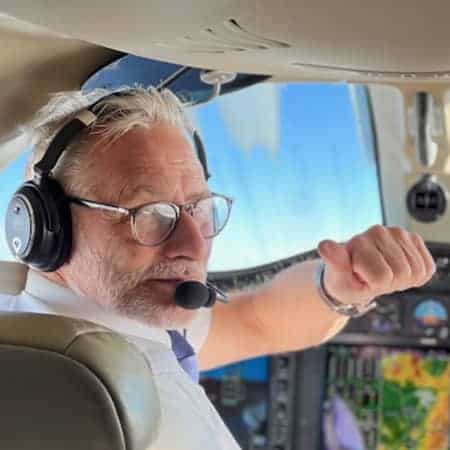 Andrea Sabatucci, instructor de Aelo Swiss Academy, en la cabina de un avión de entrenamiento.