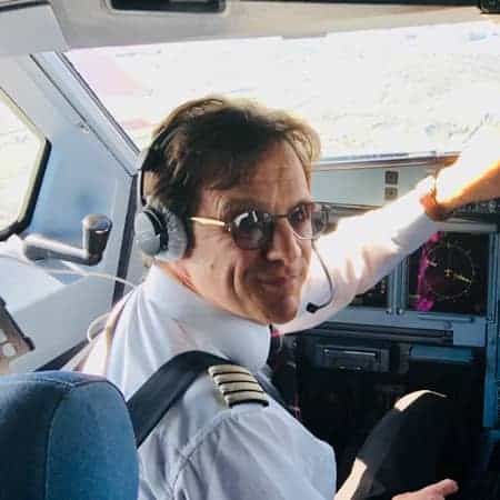 Andreia Uffer, instructor de vuelo en AELO Swiss Academy, en la cabina de un avión.