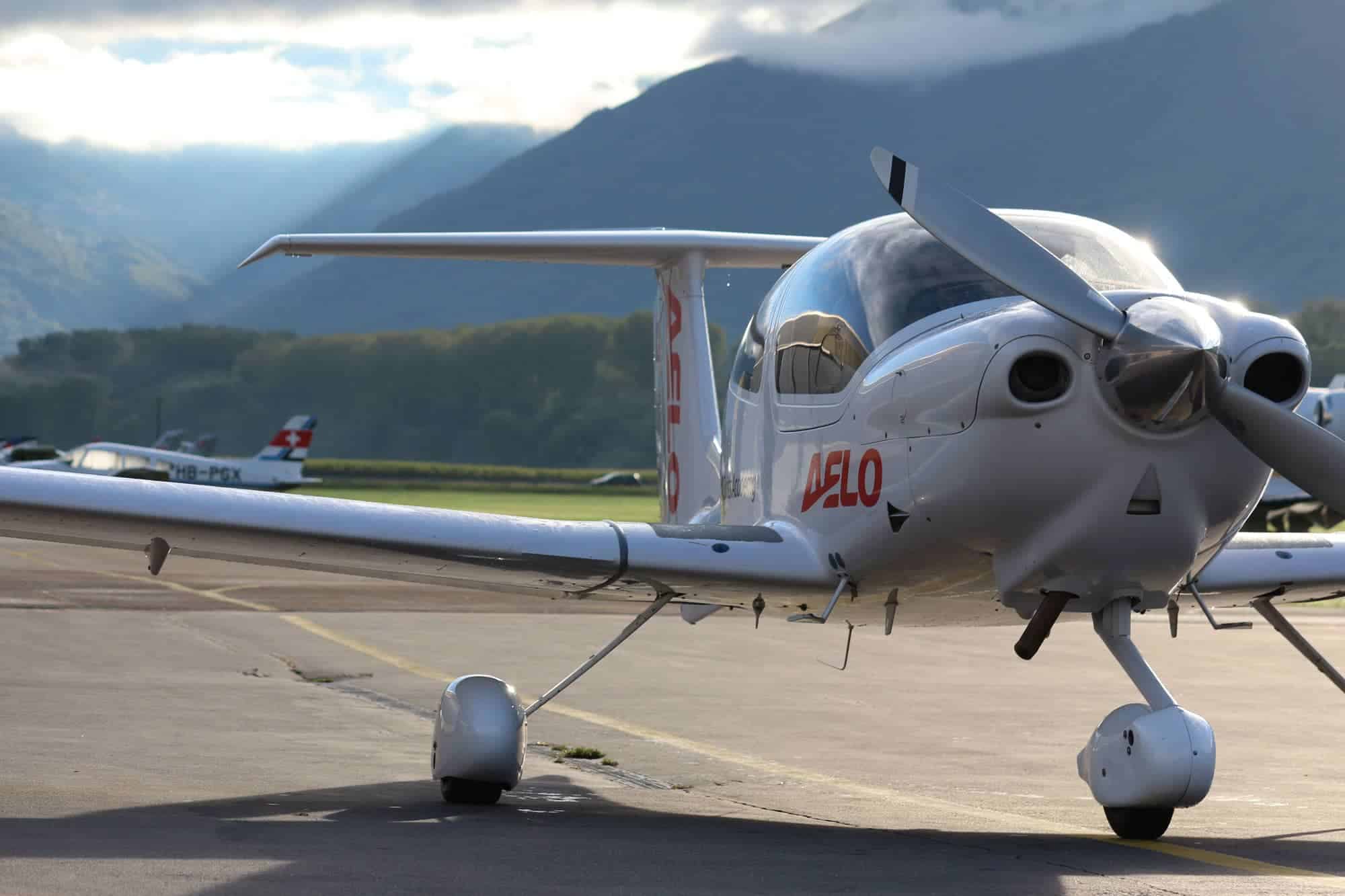 Diamond DA40 de Aelo Swiss Academy en la pista, avión de entrenamiento avanzado.