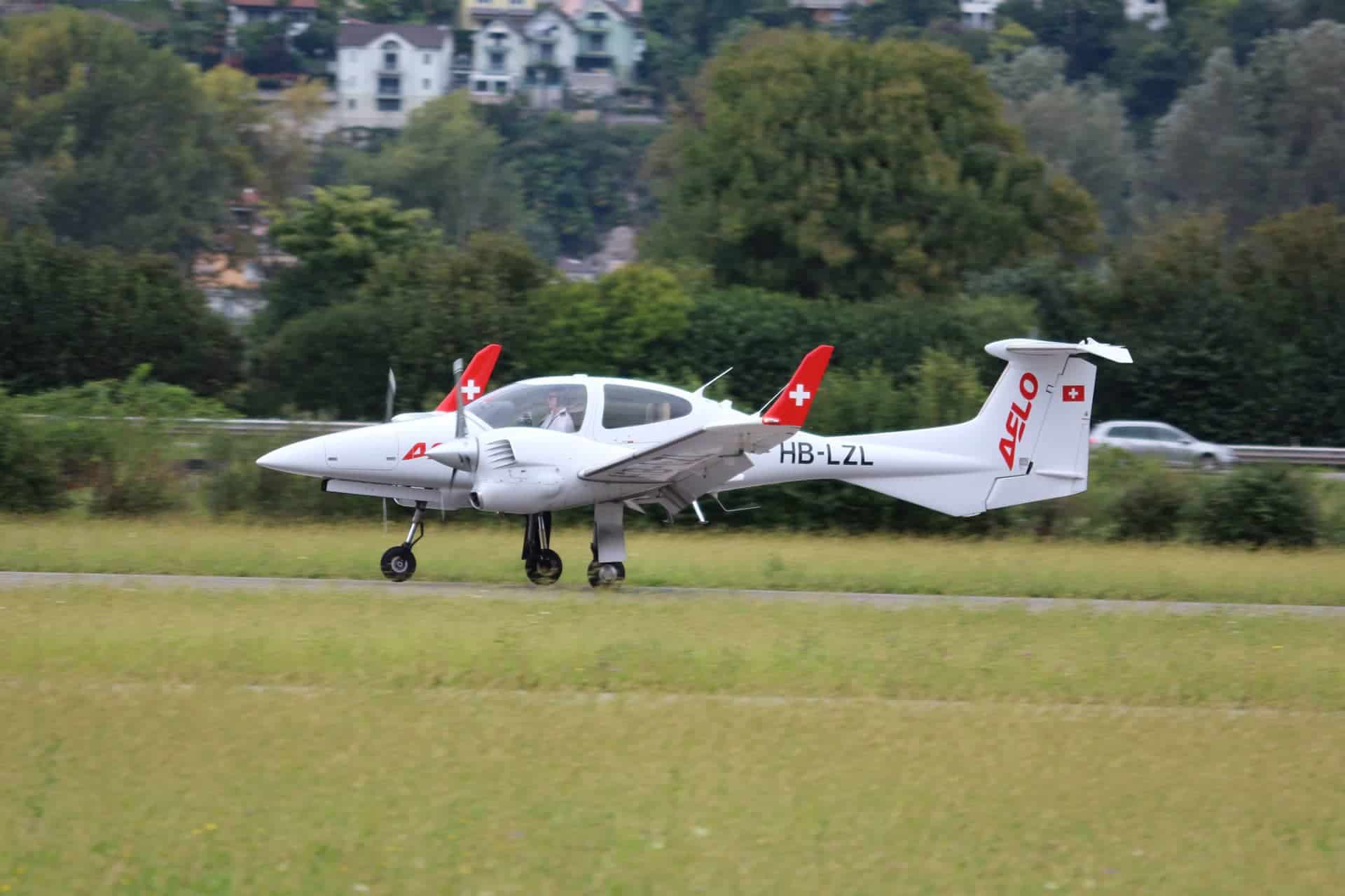 Avión AELO Swiss Academy HB-LZL en pista, entrenamiento de pilotos profesionales.