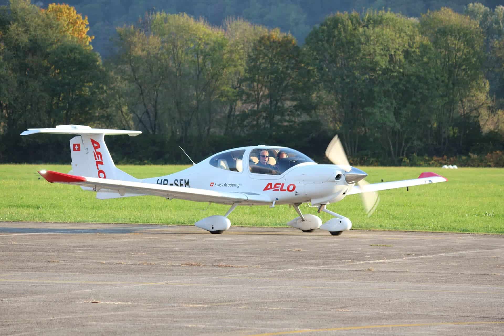 Avión Diamond DA40 de Aelo Swiss Academy en la pista, plataforma de entrenamiento para pilotos.