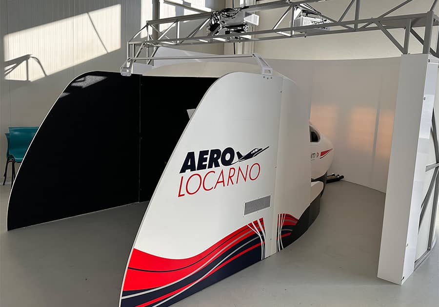Simulador de vuelo DA42 con cabina y estructura de soporte, marca Aero Locarno.