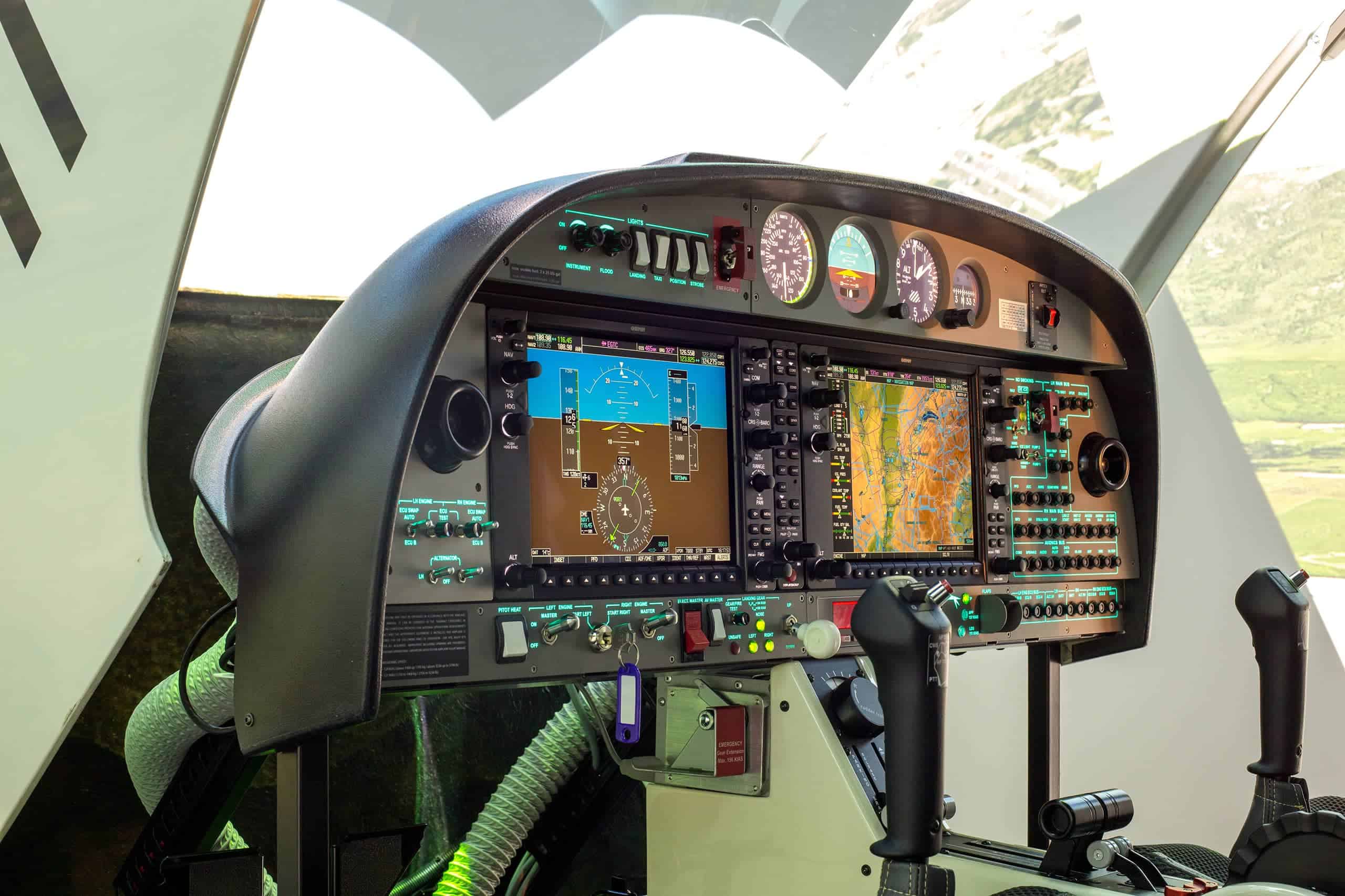 Panel de instrumentos del simulador de vuelo Diamond DA42 con Garmin G1000.