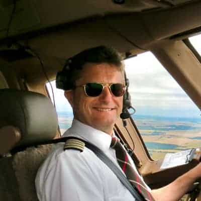 Roberto Battaglioni, instructor de vuelo de AELO Swiss Academy, en la cabina de un avión.