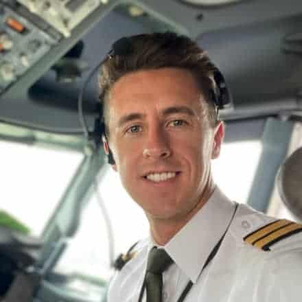 Ryan Stock, instructor de vuelo de AELO Swiss Academy, en la cabina de un avión.