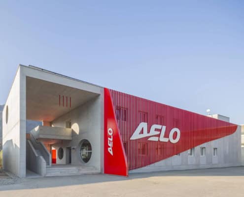 Edificio moderno de la Aelo Swiss Academy en Locarno Airport, instalaciones de entrenamiento de pilotos.