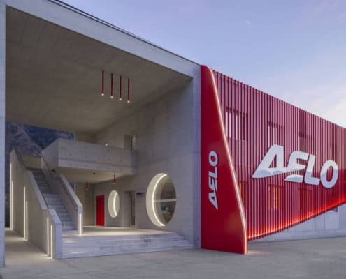 Edificio moderno de la academia Aelo Swiss, instalaciones de entrenamiento de vuelo en Locarno Airport.