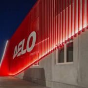 AELO-13 Fachada iluminada con el logo de AELO Swiss Academy en el aeropuerto de Locarno.