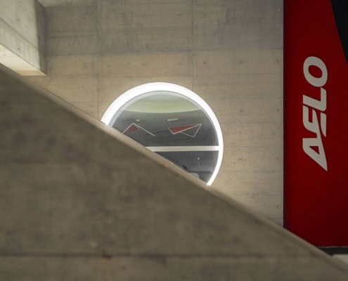 Fachada moderna de la academia Aelo Swiss con diseño arquitectónico innovador.