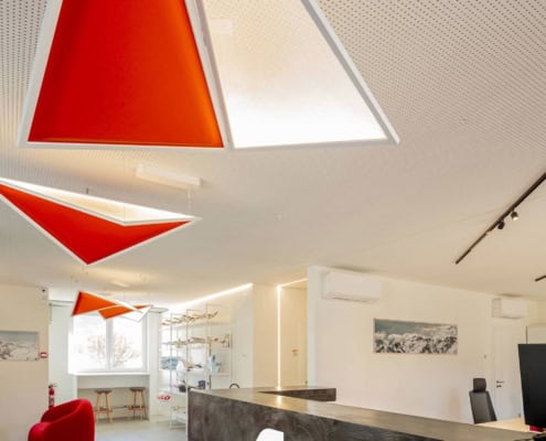 Iluminación moderna y diseño interior en las instalaciones de Aelo Swiss Academy.