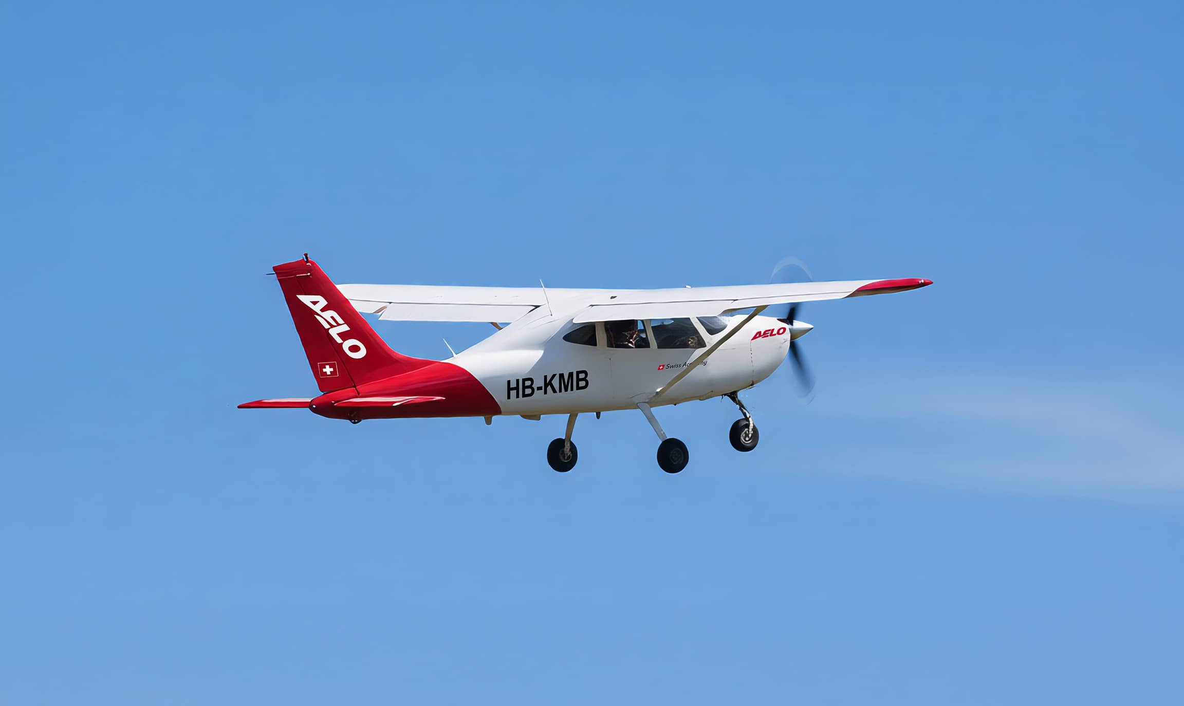 Avión HB-KMB Aelo en vuelo durante entrenamiento SPHAIR de la Fuerza Aérea Suiza.
